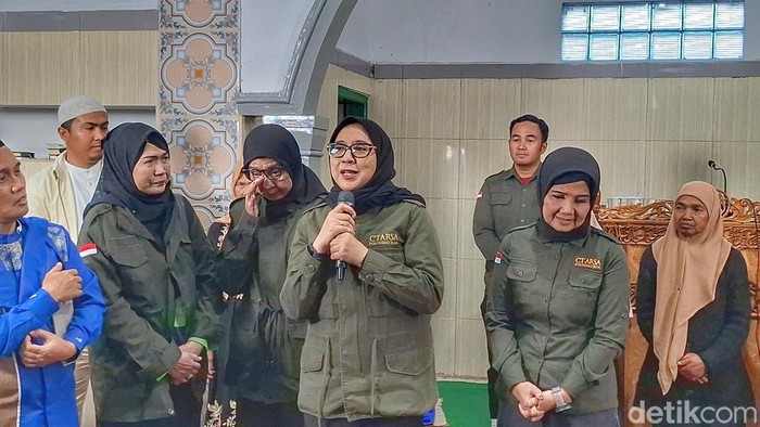 Momen Haru Ibu Anita Tanjung Berikan Hadiah Umroh Kepada Warga Kertasari Bandung